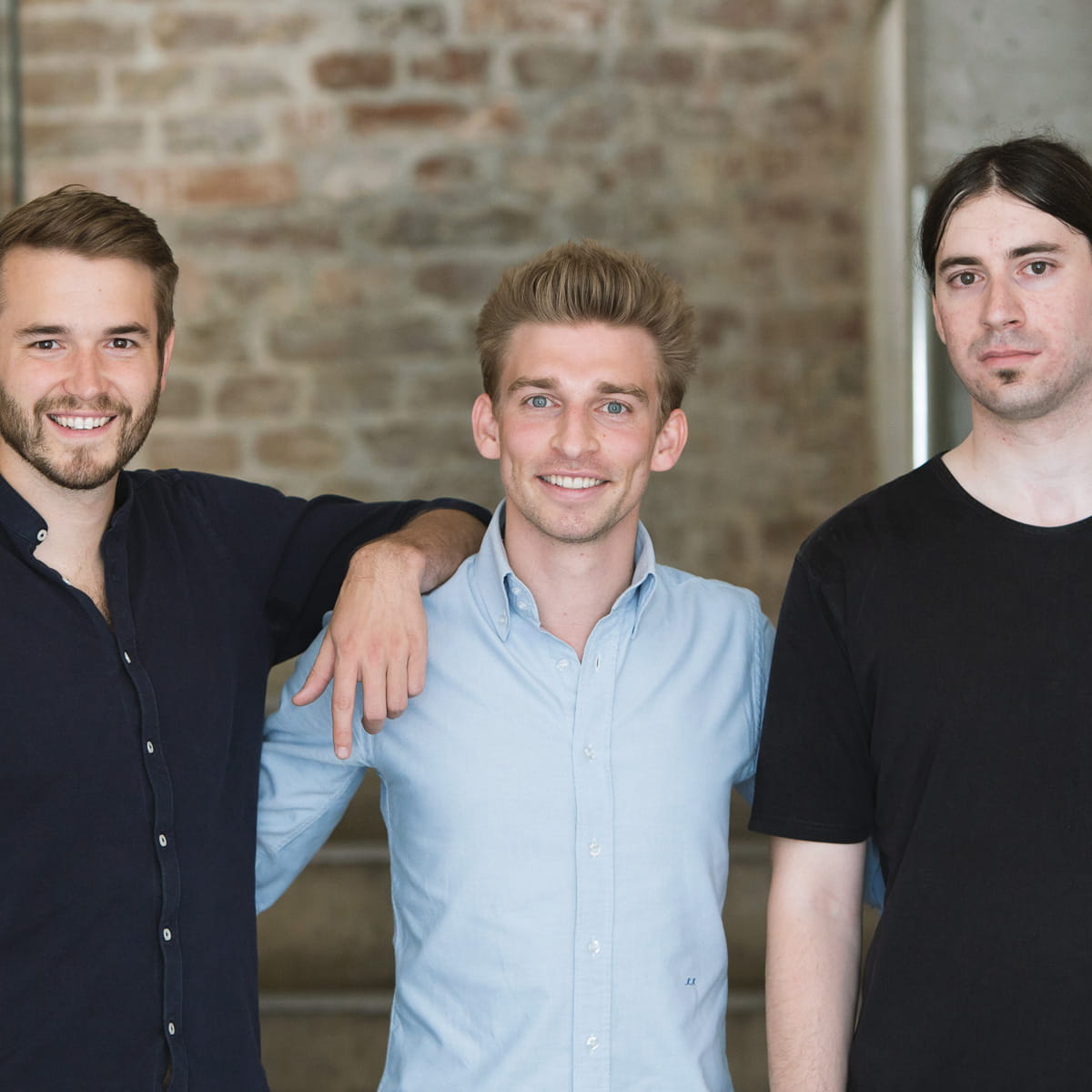 Halbnahe Aufnahme der drei Gründer des Start-ups Refurbed, welches einen nachhaltigen Online-Marktplatz für generalüberholte Elektrogeräte betreibt.