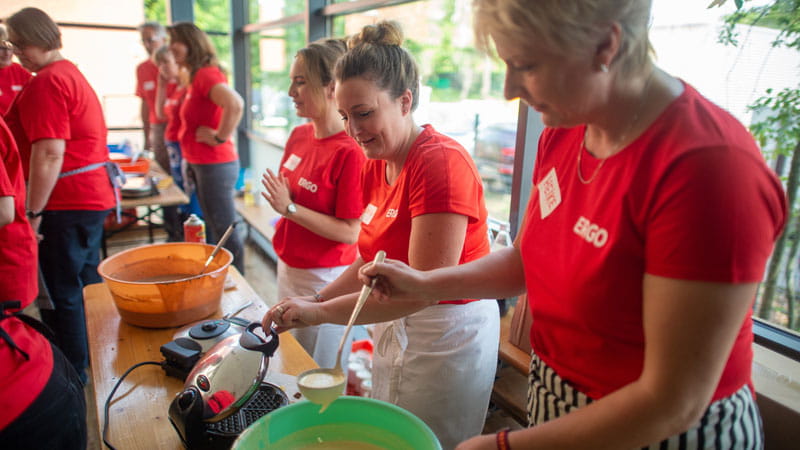 ERGO Mitarbeiterinnen backen Waffeln