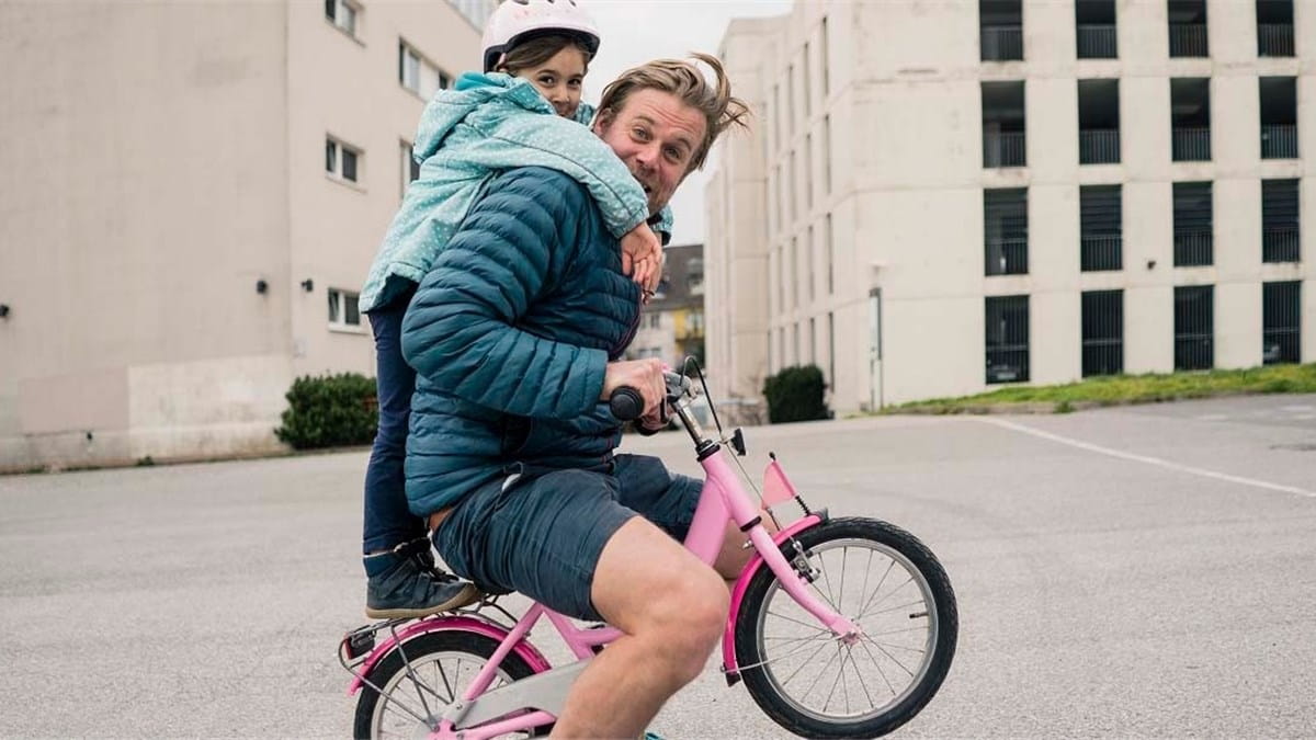 Für Familien mit Kindern:  Die ERGO Unfallversicherung kann die Zukunft Ihres Kindes deutlich erleichtern. Führt ein Unfall zu Invalidität, sind Kinder besonders eingeschränkt. Dann brauchen sie Zuwendung und eine solide finanzielle Basis für Therapien, Hilfsmittel. 