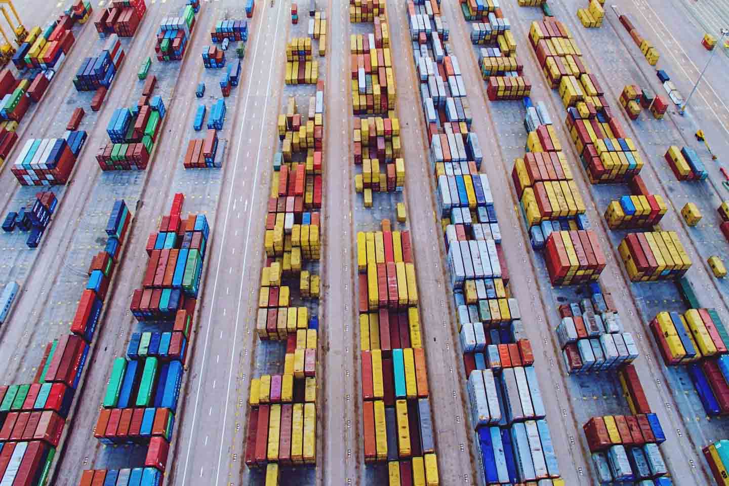 Am Containerhafen werden Container umgesetzt.