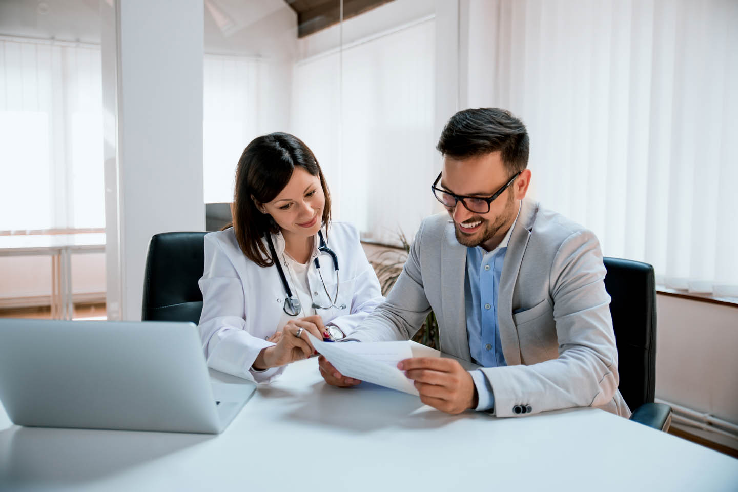 Ärztin und Patient besprechen Befund