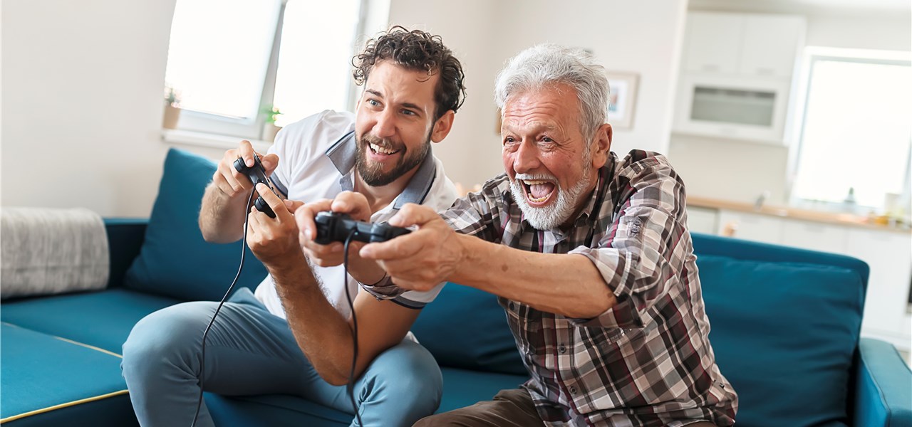 Zwei Männer spielen auf der Konsole