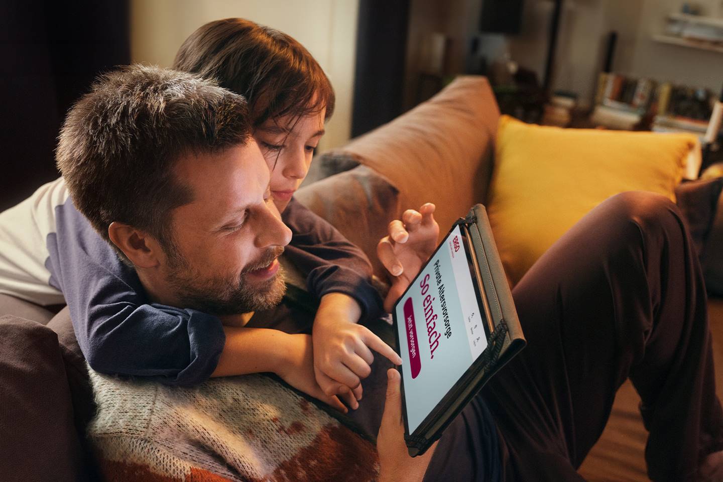 Zwei Menschen surfen auf dem Sofa mit dem Tablet auf ergo.de und informieren sich.