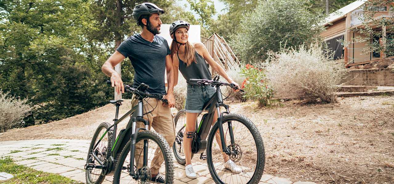 Ein Pärchen macht einen Ausflug mit den E-Bikes. 