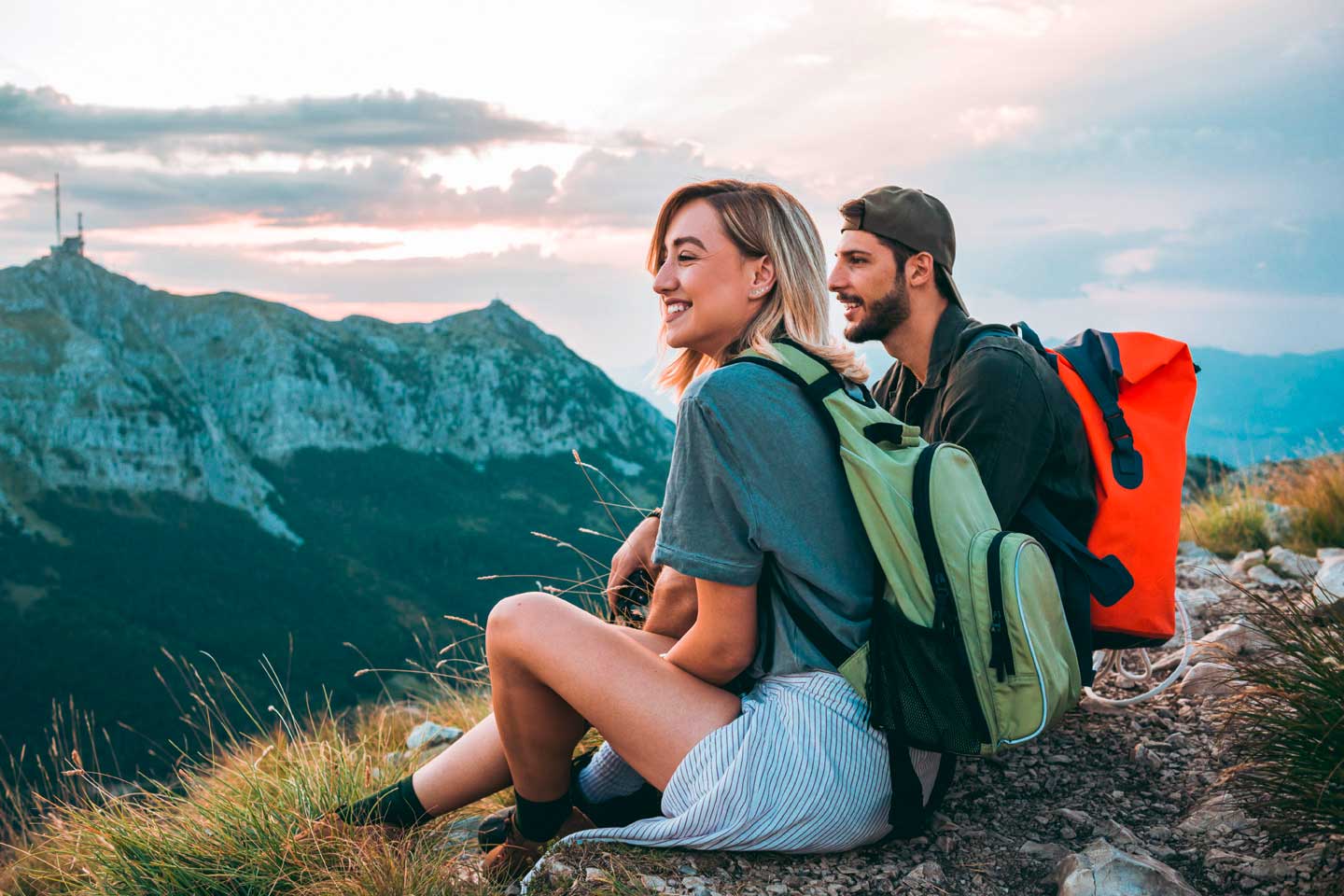 Zwei Wanderer erfreuen sich an der schönen Aussicht in den Bergen.