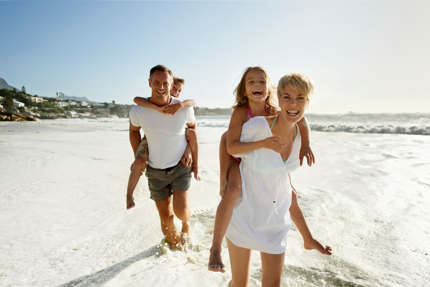 Ein junges Paar mit Kindern an einem südlichen Strand.