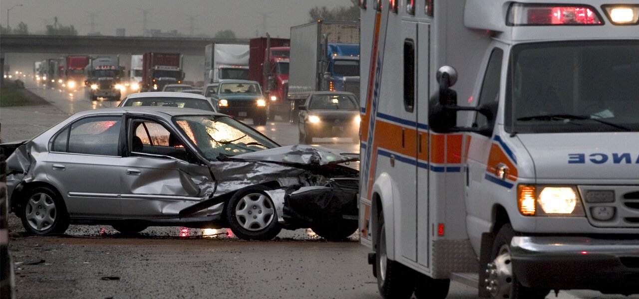 Bei einem Unfall auf der Autobahn ist bereits der Rettungswagen eingetroffen.  