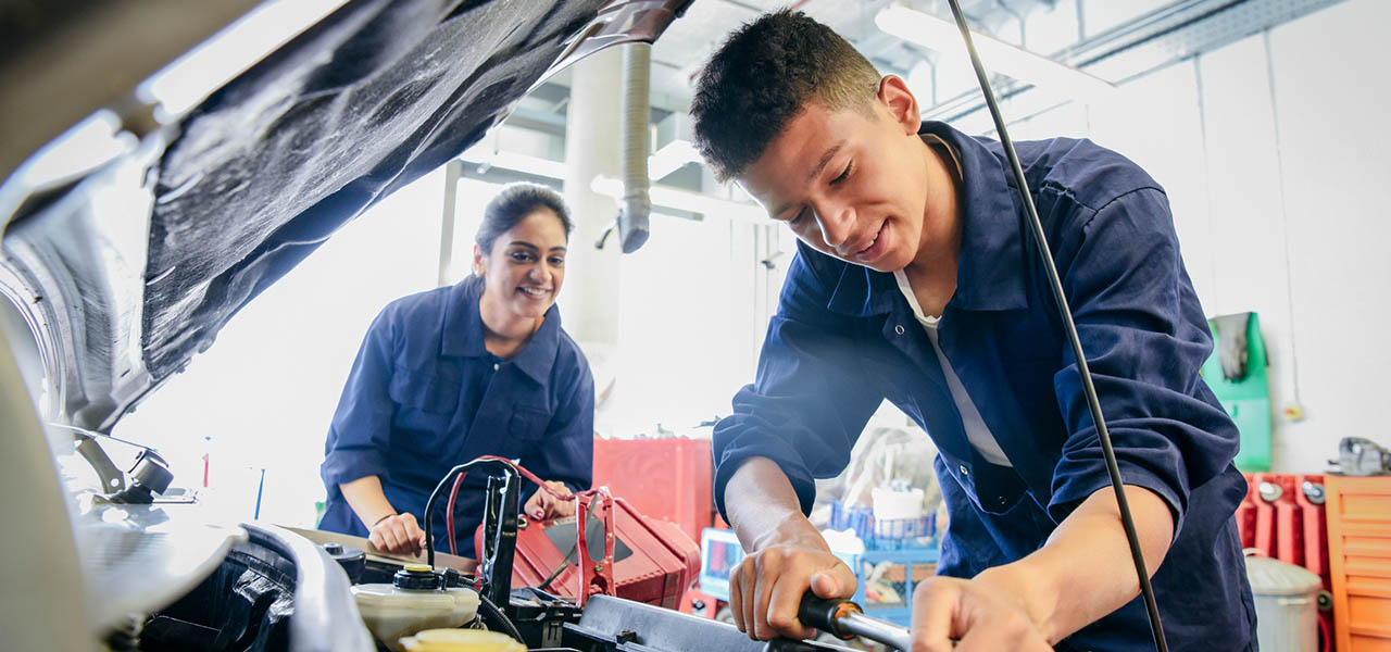 Junge Kfz-Mechaniker bei der Arbeit.