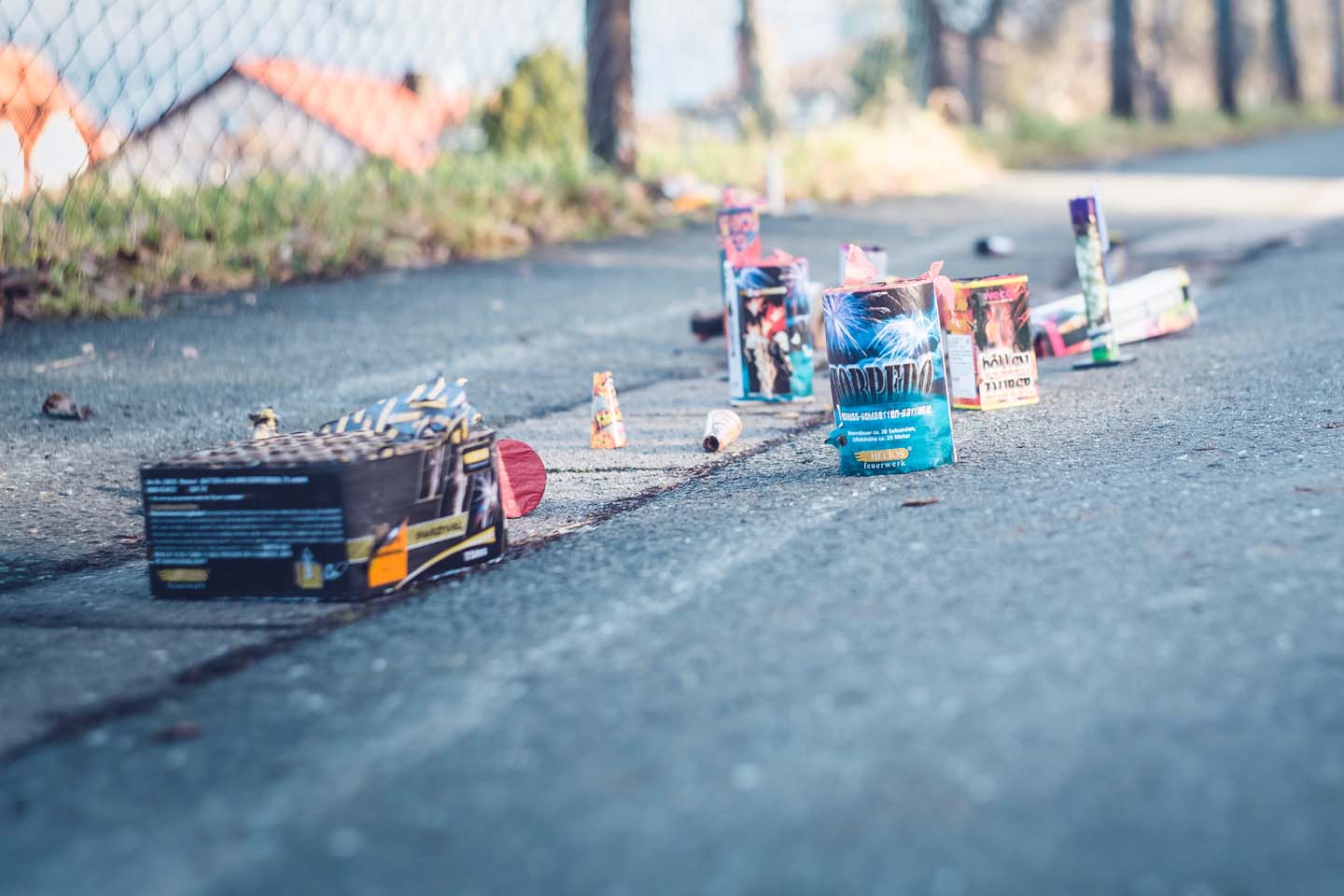 Auf der Straße liegen die Reste vom Silvesterfeuerwerk: Feuerwerksbatterien und einzelne Böller.