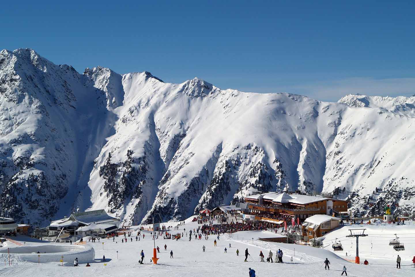 Viele Leute sind in den Bergen beim Skifahren.