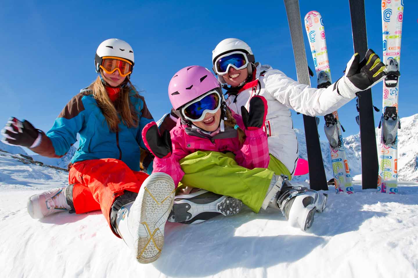 Eine Familie ist beim Traumwetter Skifahren.
