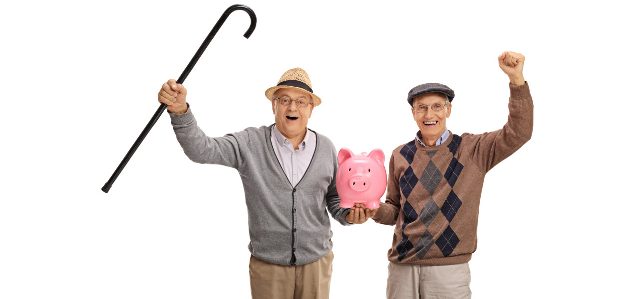 Zwei "rüstige Rentner" halt voll Freude ein Sparschwein in die Höhe.