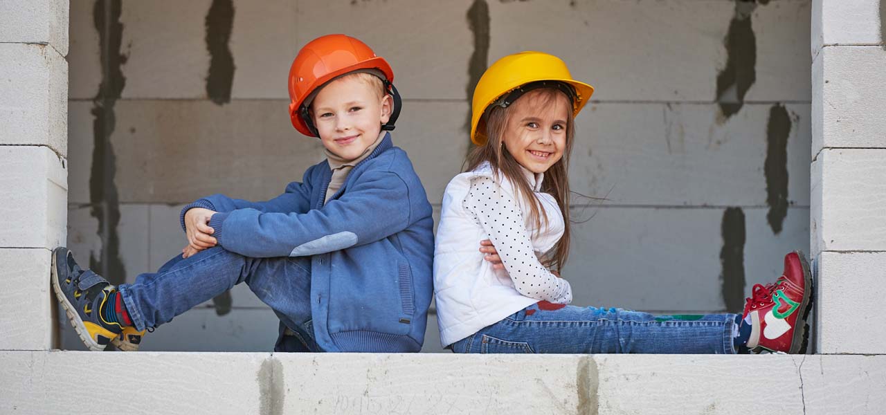 Kinder auf Baustelle