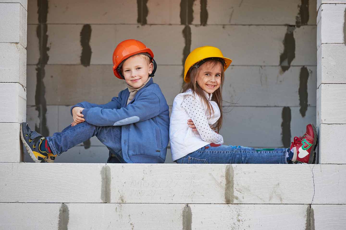 Kinder auf Baustelle