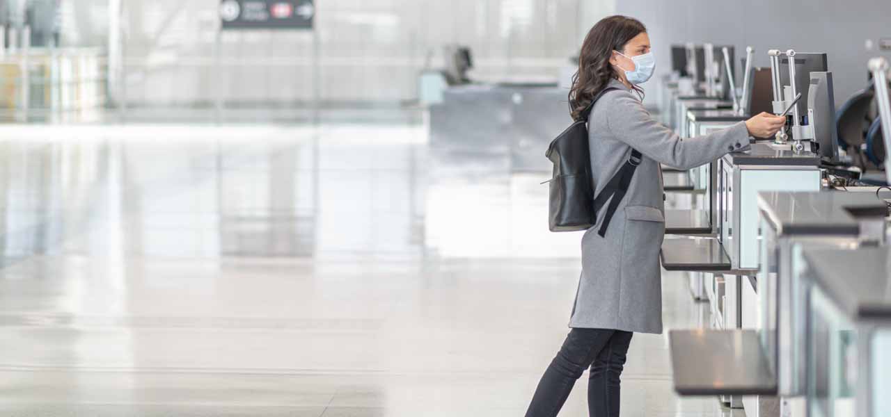 Frau am Check-in im Flughafen