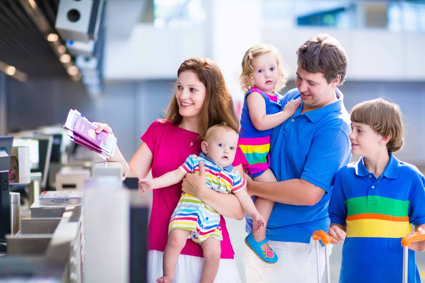 Familie am Flughafen