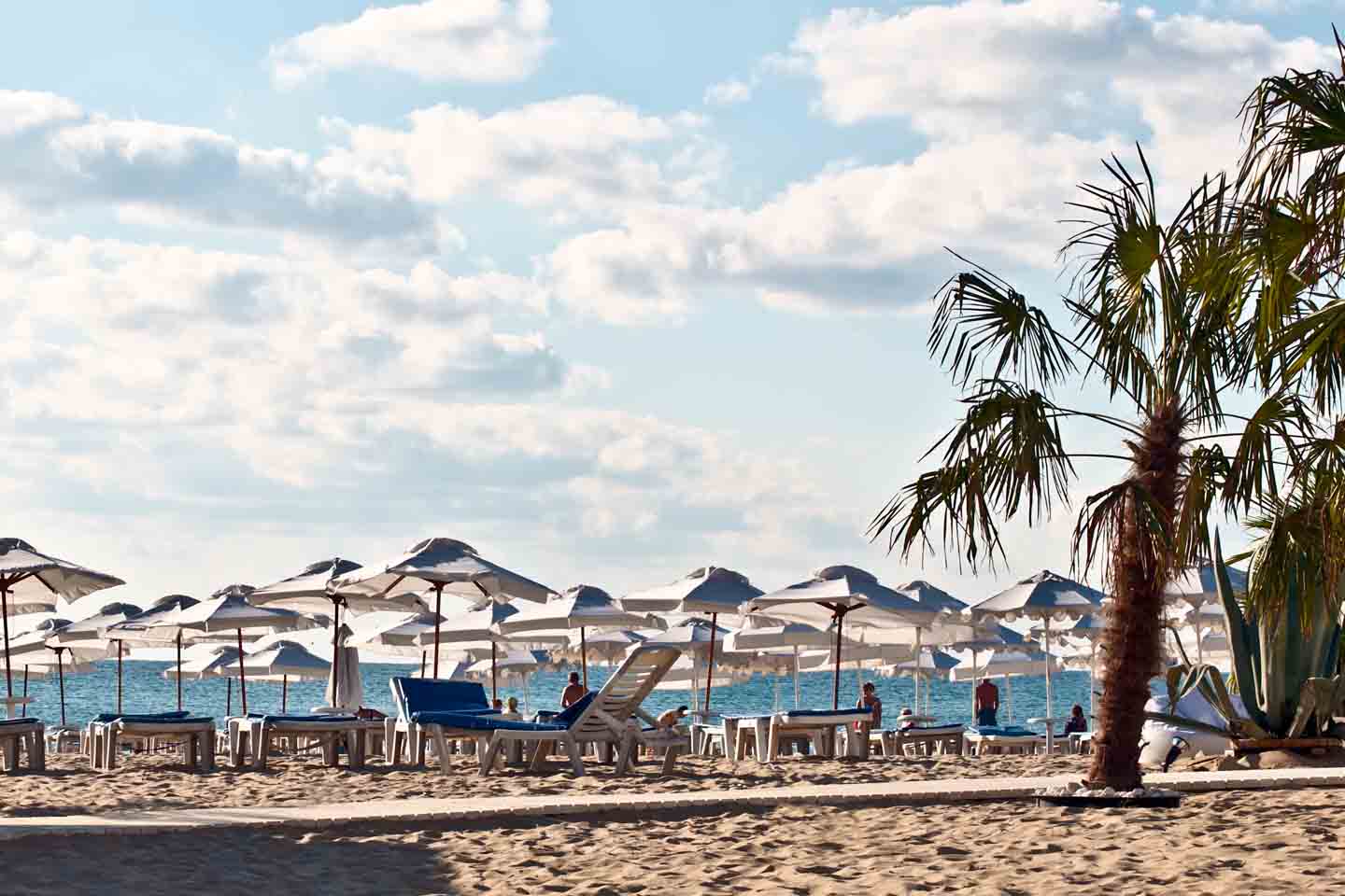 Liegestühle und Sonnenschirme am Strand