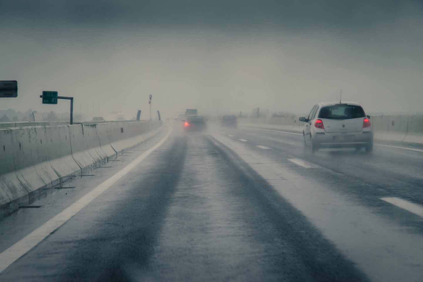 Autos bei Nebel auf der Autobahn.