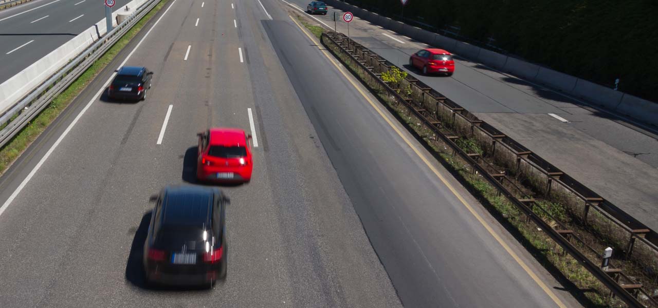 Vogelperspektive: Autos auf der Autobahn fahren auf der Mittelspur, obwohl rechts frei ist. 