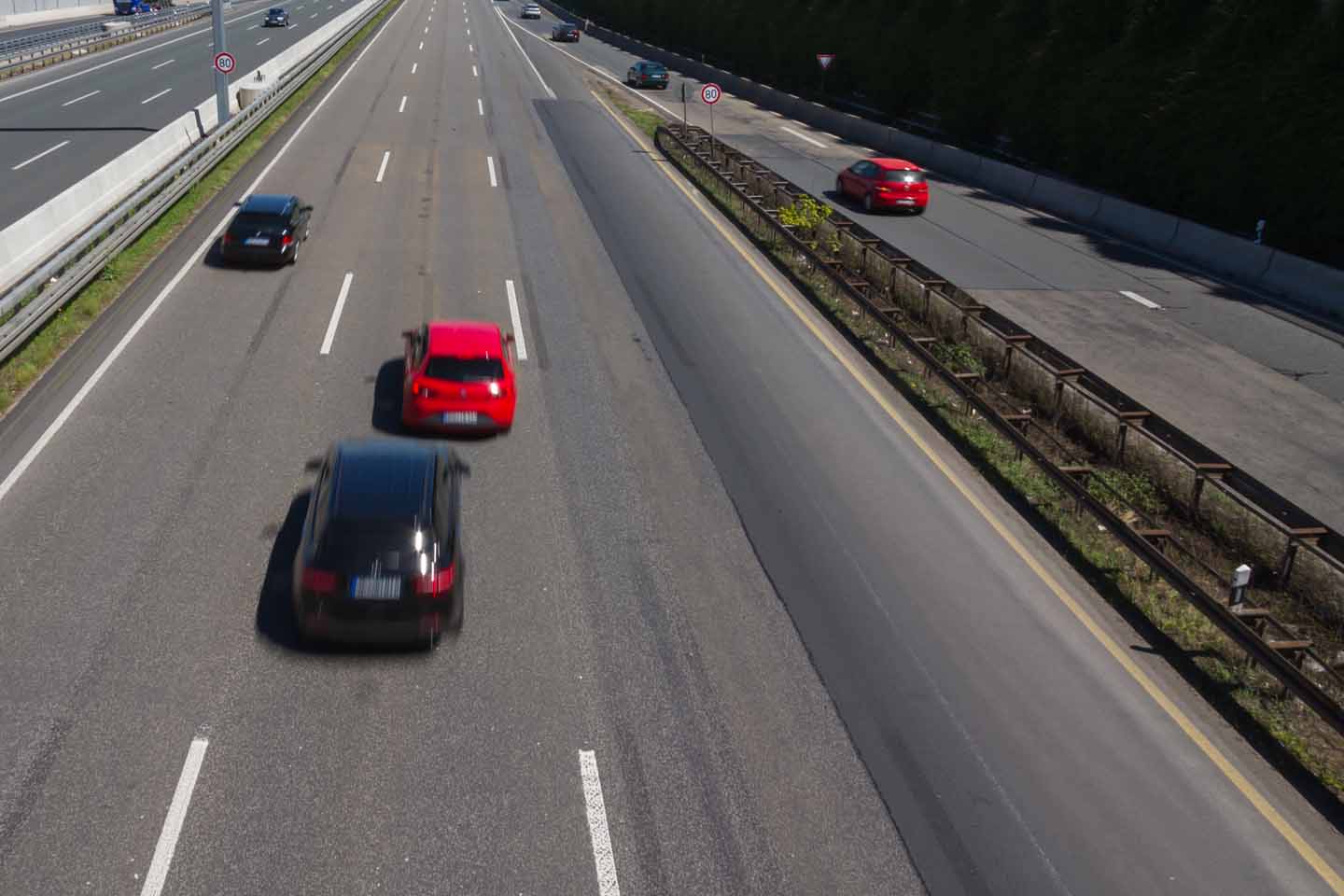 Vogelperspektive: Autos auf der Autobahn fahren auf der Mittelspur, obwohl rechts frei ist.