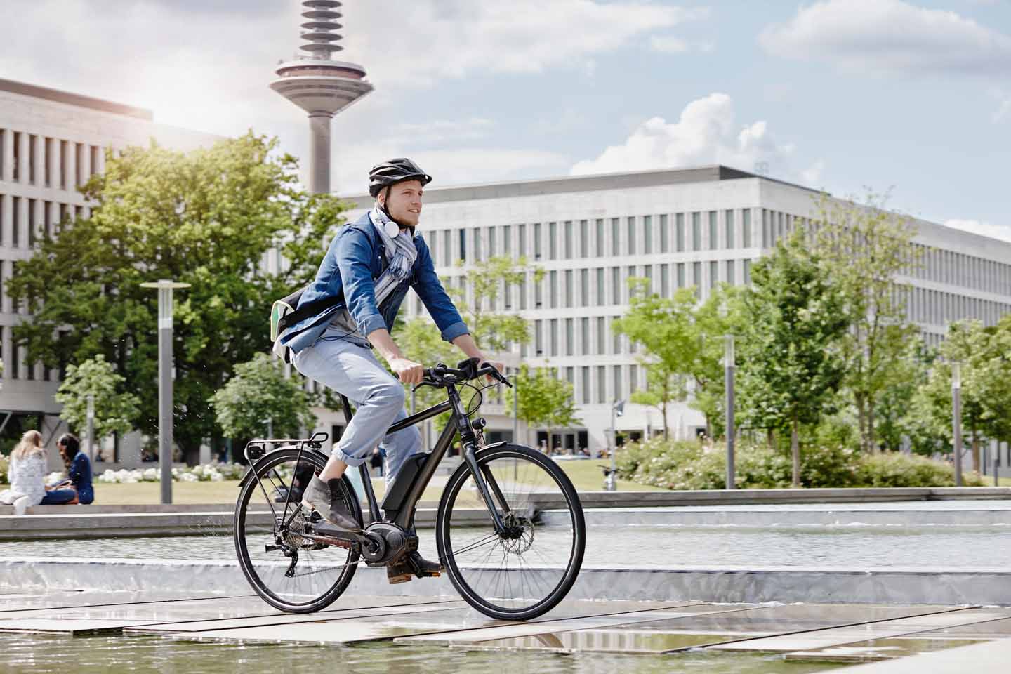 Ein Student ist mit seinem E-Bike unterwegs.