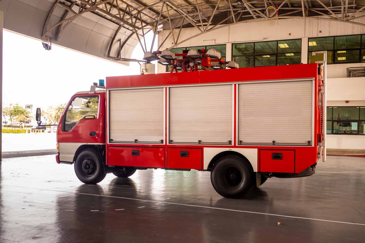 Ein Feuerwehrauto steht bereit zum Einsatz in einer Halle..