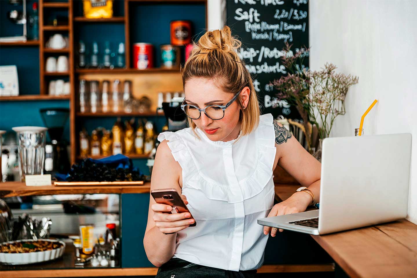 Eine Frau schaut auf ihr Smartphone.