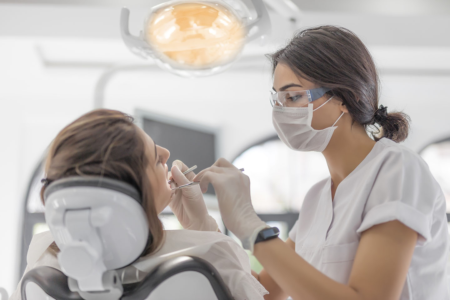 Eine Zahnärztin untersucht eine Patientin.