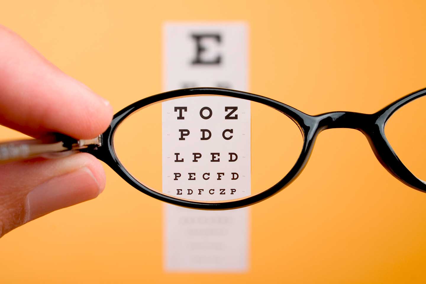 Blick durch die Brille beim Sehtest