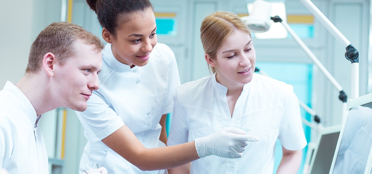 Zahnarztstudium – zahnmedizinische Studenten beim praktischen Unterricht