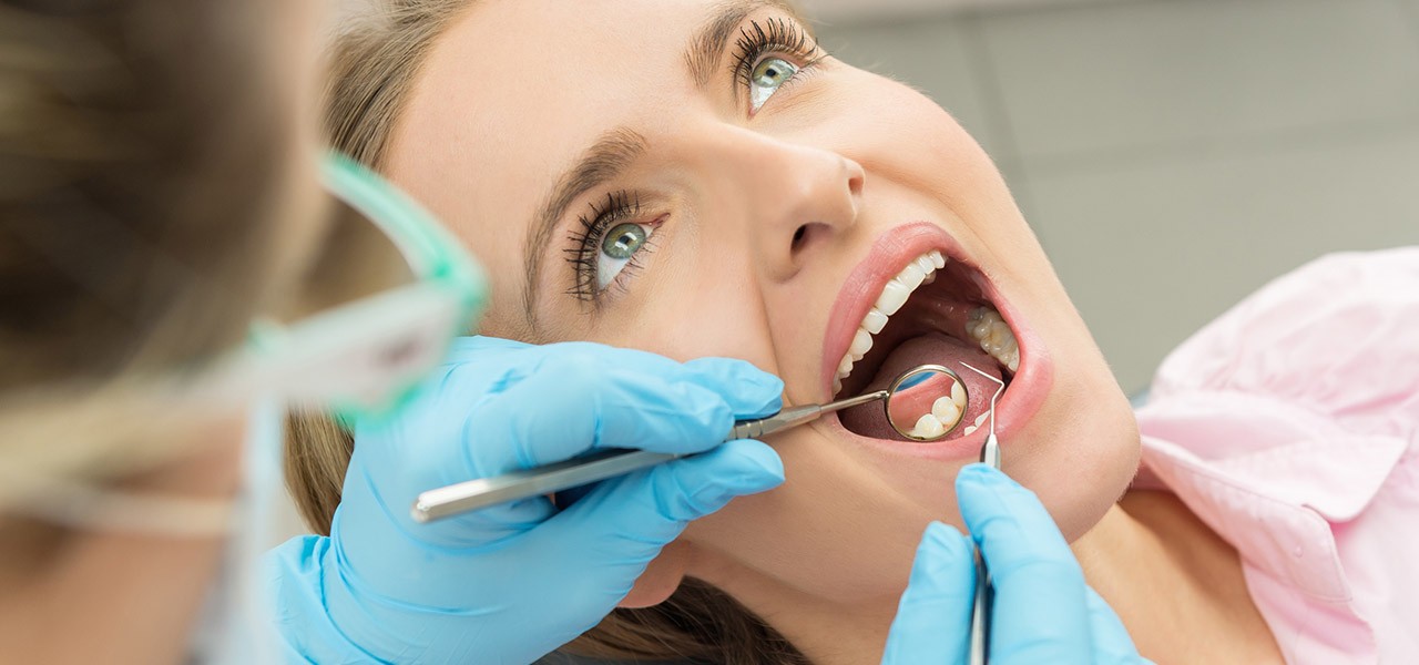 Zahnmedizin studieren – Patientin während der Behandlung beim Zahnarzt