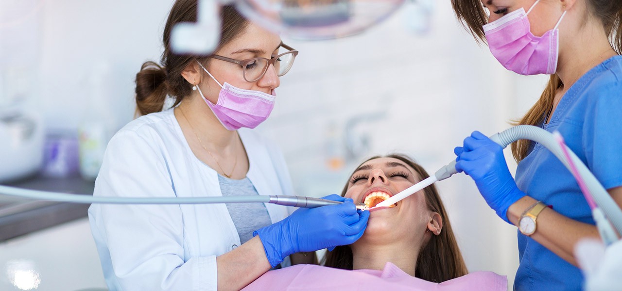 Zahnmedizinische Fachangestellte – Aufgaben: ZFA assistiert während der Behandlung