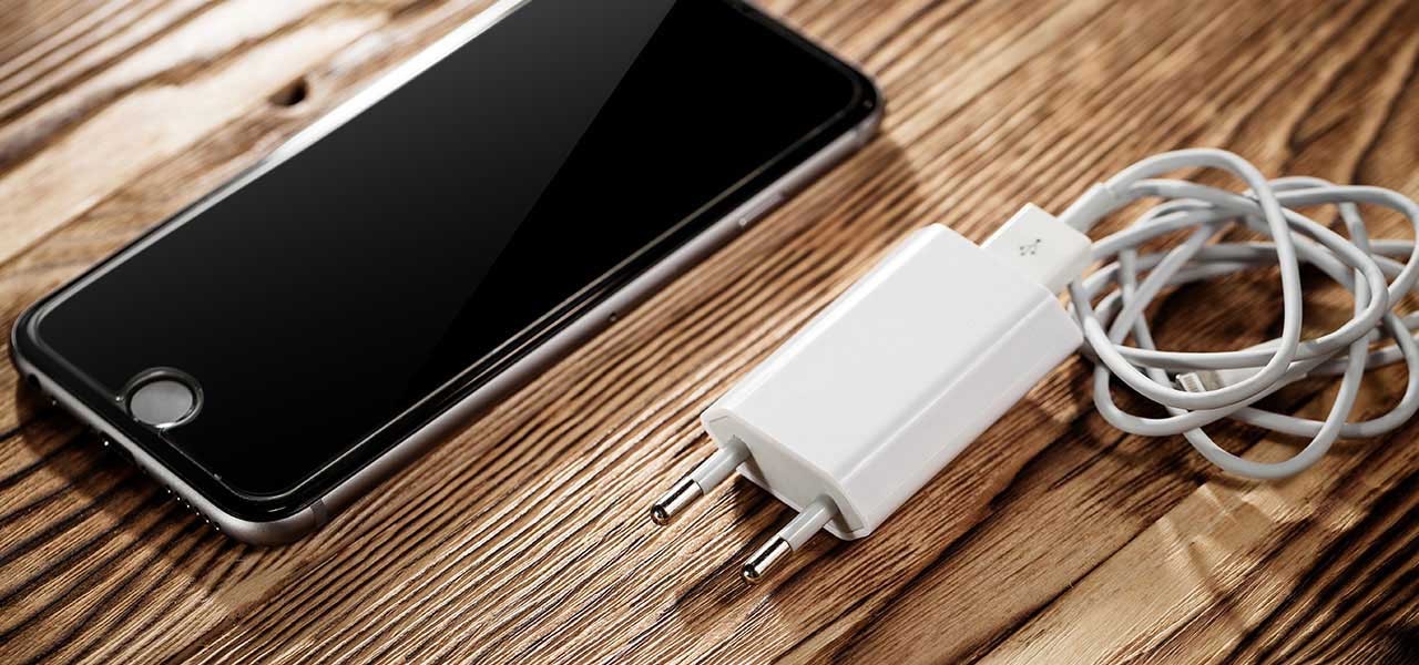 Smartphone mit Ladekabel