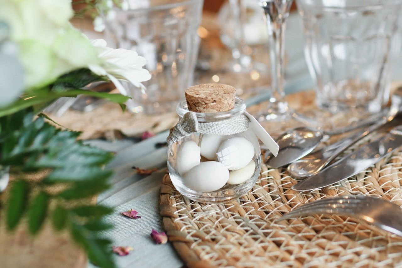 Ein Tisch ist mit einem Glas Mandeln dekoriert.