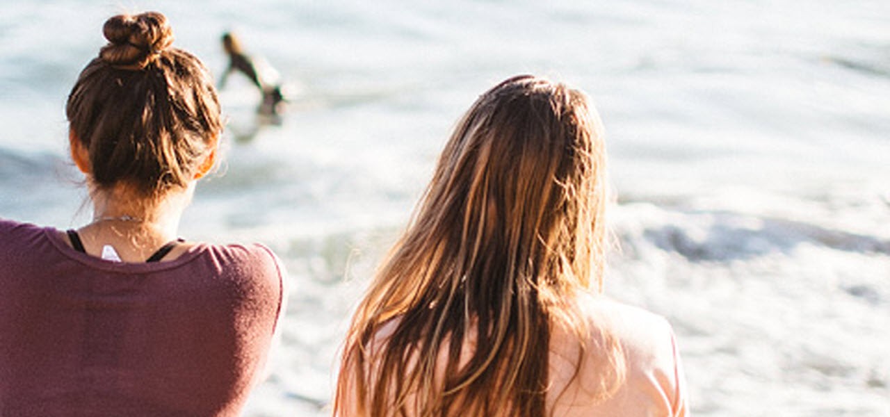 Zwei Frauen am Meer