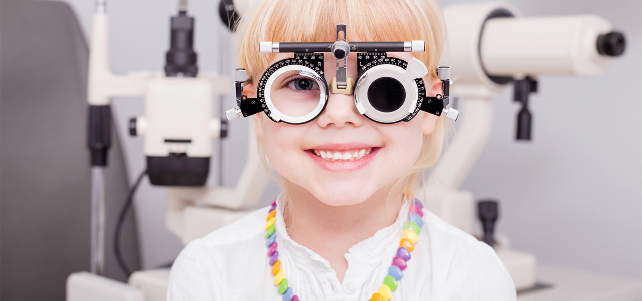 У девочки измеряют дефект зрения