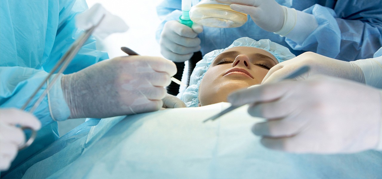 Patientin liegt auf dem OP-Tisch und wird narkotisiert
