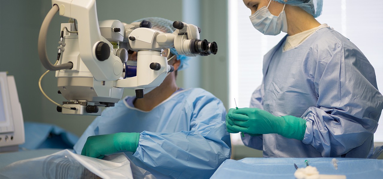 2 Augenchirurgen während einer Augenlaseroperation