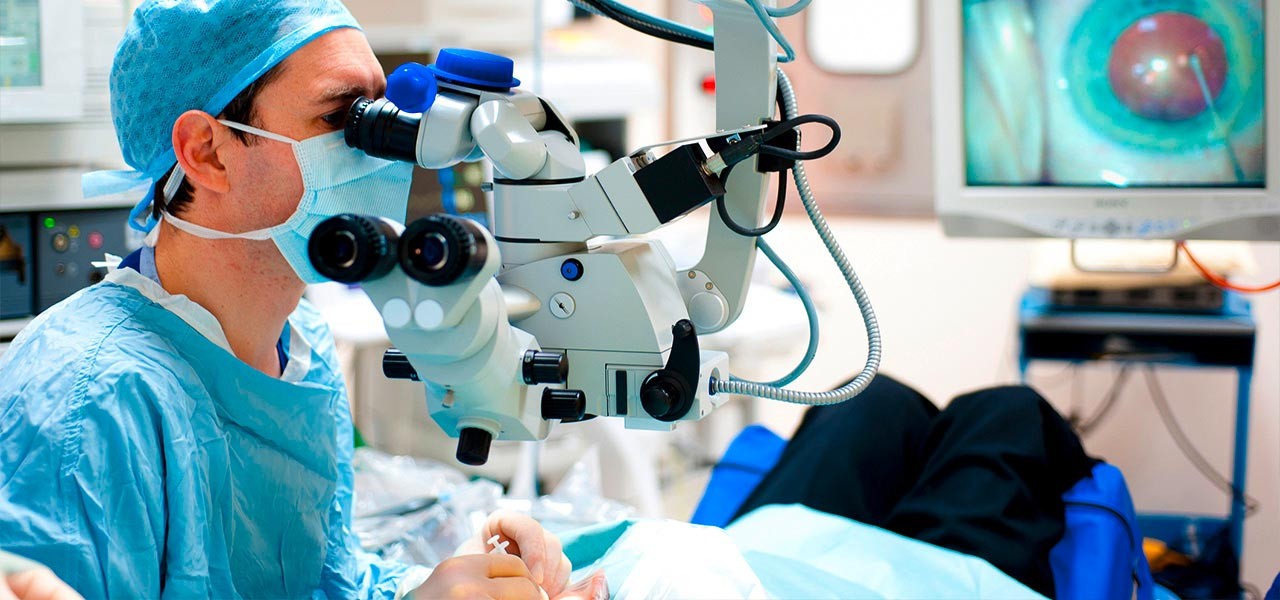 Arzt bei einer Augenlaseroperation mit medizinischem Equipment