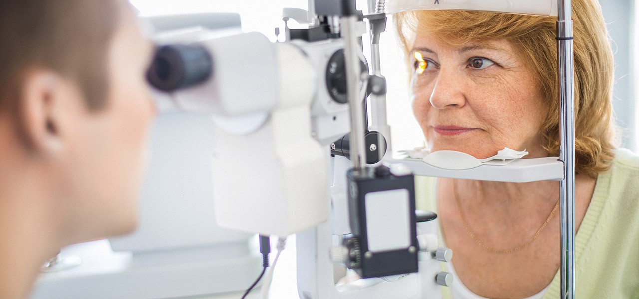 Ältere Patientin bei einer Augenuntersuchung