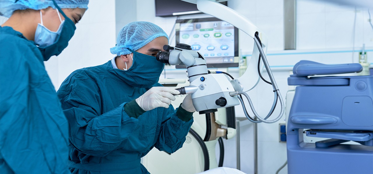 Arzte während einer Laser-Augenoperation mit technischem Equipment