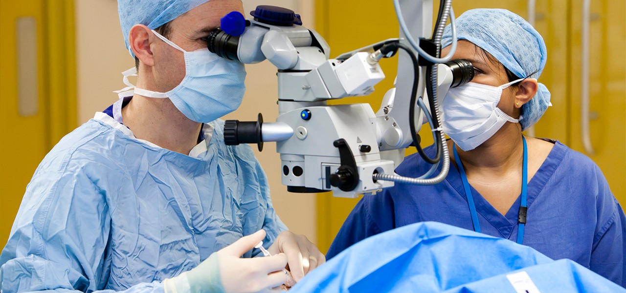 Ärzte bei einer Augenoperation