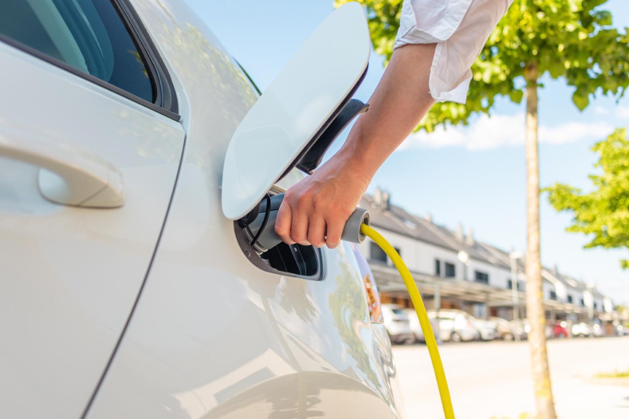 Ein Elektroauto wird in der Stadt aufgeladen.