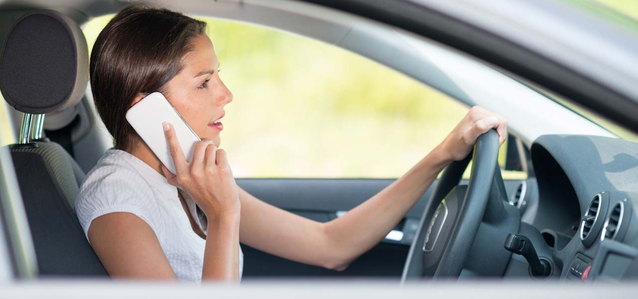 Fahranfänger Frau mit Smartphone