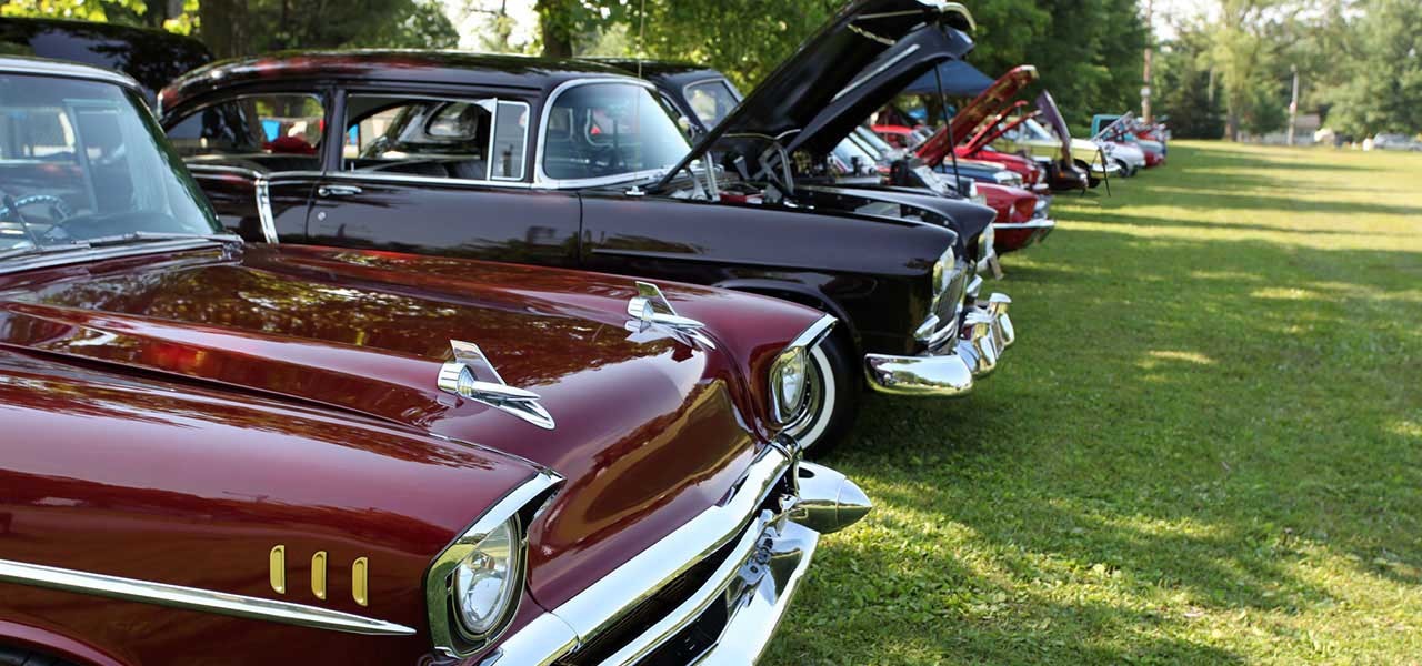 Schöne amerikanische Straßenkreuzer bei einem Oldtimer-Treffen.