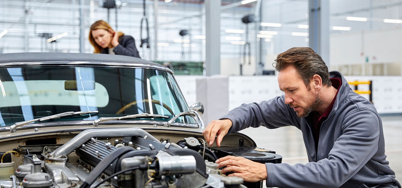 Oldtimer Reparatur – Fachmann repariert einen Oldtimer