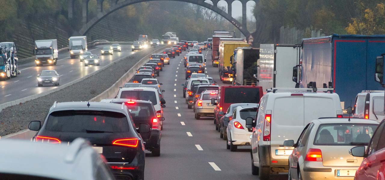 Wie entsteht Stau – hohes Verkehrsaufkommen auf der Autobahn.