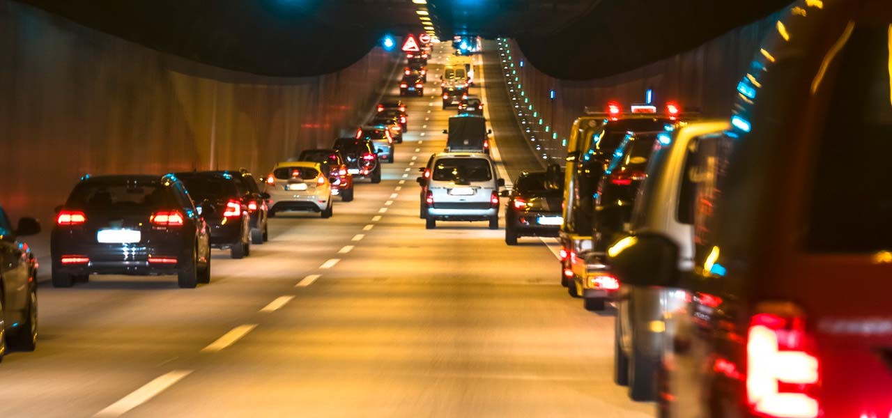 Stau Tunnel – Eine Rettungsgasse entsteht im Tunnel