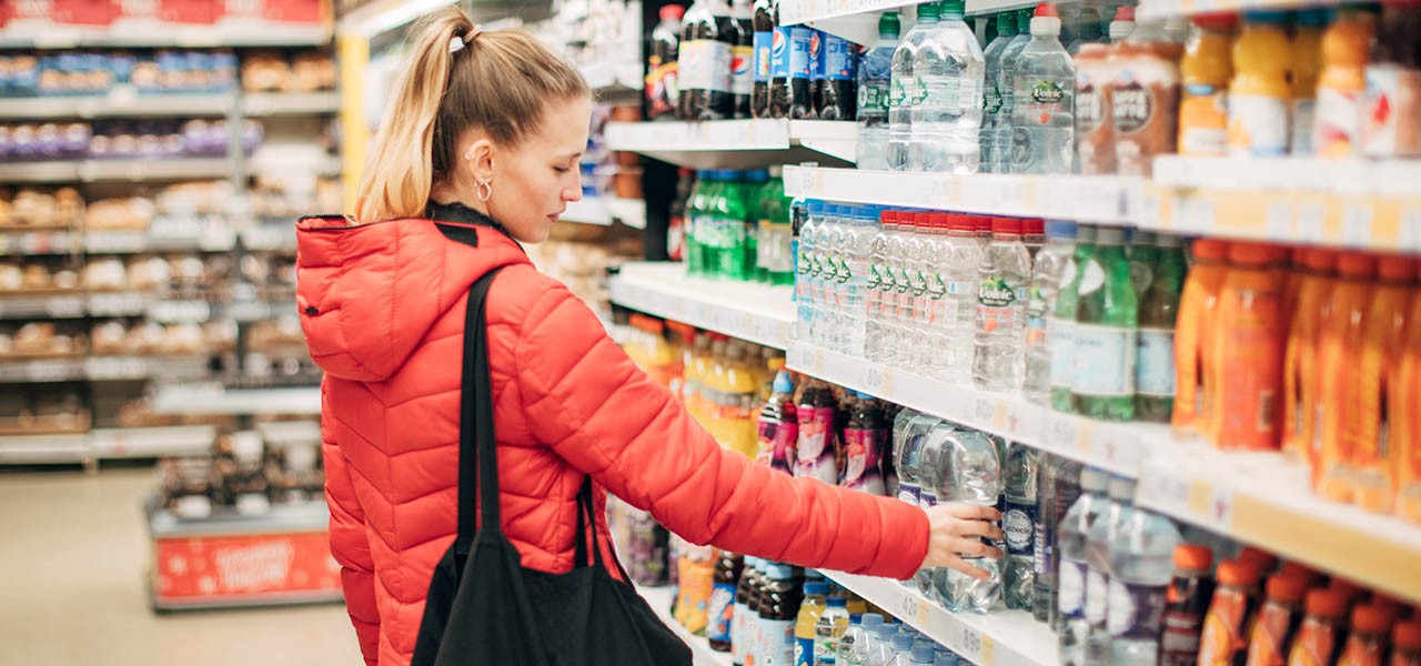 Studentin beim Einkaufen in einem englischen Supermarkt