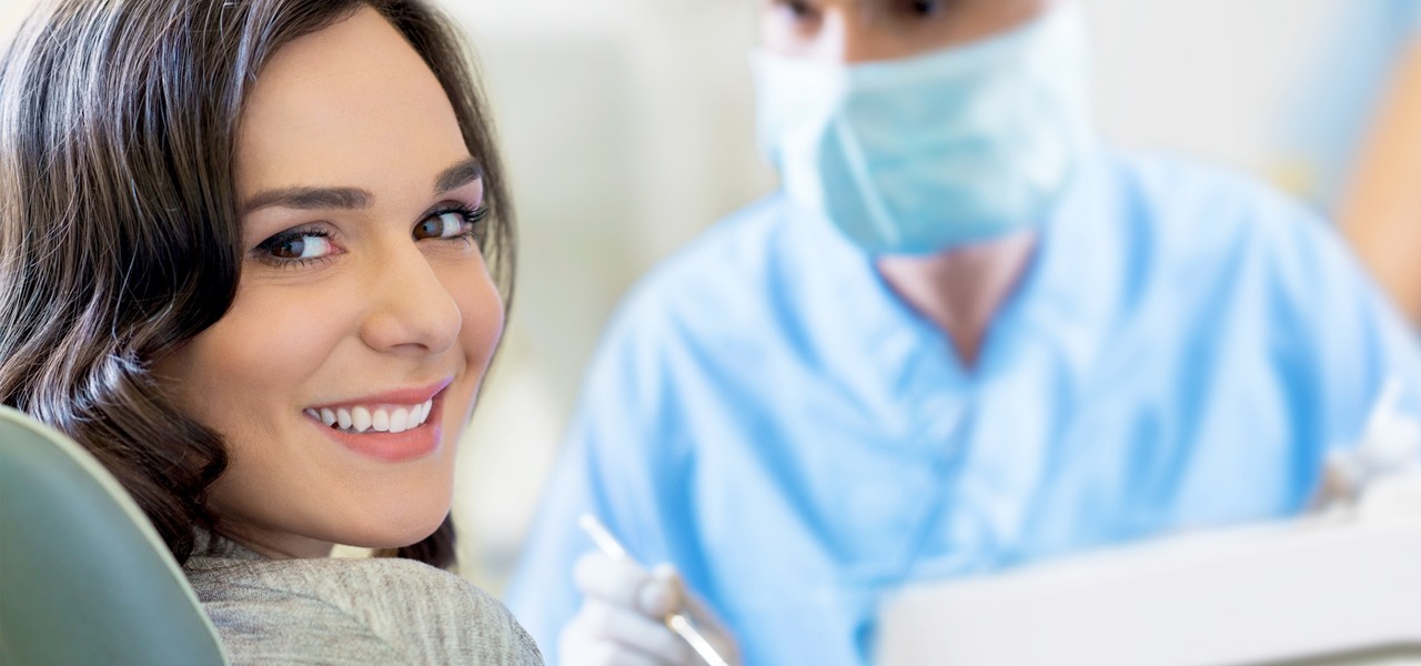 Frau die beim Zahnarzt behandelt wird